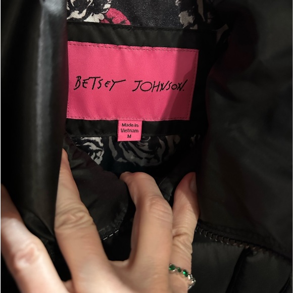 Betsy Johnson long winter coat w/belt & detachable fur hat only tried on. - Picture 3 of 12